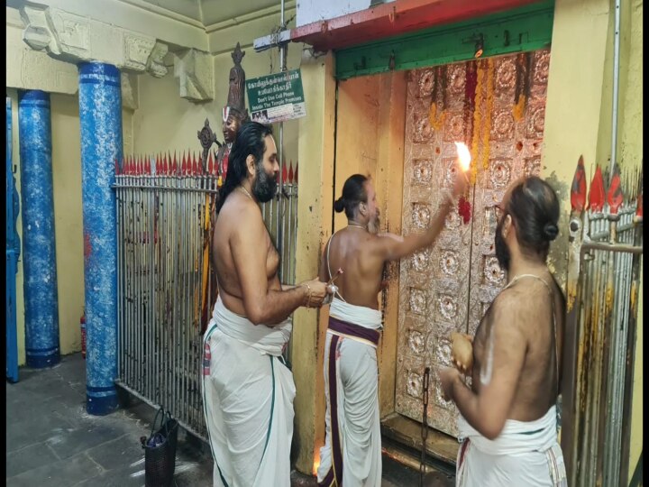 Kanchipuram Varadharajar Temple : அத்திவரதர் கோவிலில் புதிய வெள்ளி கதவு.. பக்தியுடனும் ஆவலுடனும் பார்த்துச்செல்லும் பக்தர்கள்..