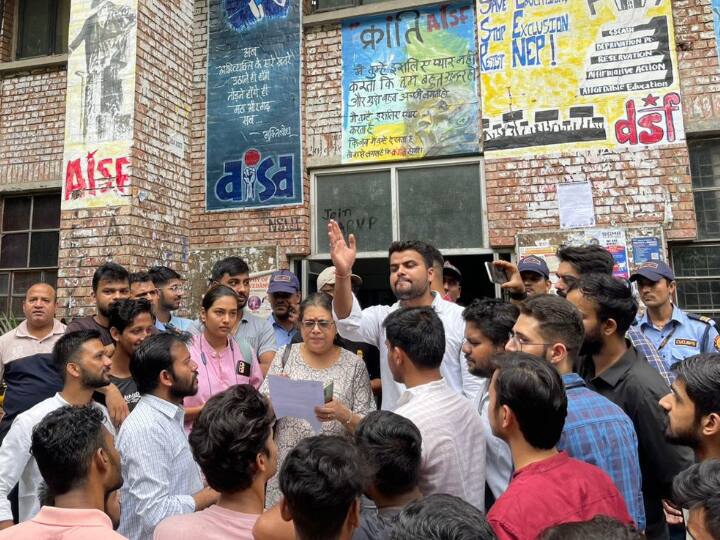 Demonstration of students regarding 5 point demands in JNU, got 48 hours time from Dean ANN JNU Protest: जेएनयू में 5 सूत्रीय मांगों को लेकर छात्रों का प्रदर्शन, डीन की तरफ से मिला 48 घंटे का समय!