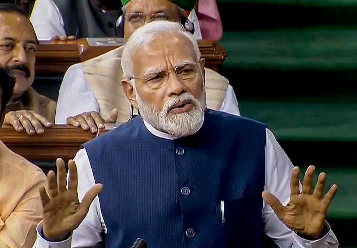 বাদল অধিবেশন চলছে সংসদে। আর সেখানেই আজ ১০ অগস্ট, বৃহস্পতিবার দু'ঘণ্টার বেশি সময় ধরে ভাষণ দিয়েছেন প্রধানমন্ত্রী নরেন্দ্র মোদি। এদিন কোন প্রসঙ্গে কী বক্তব্য রেখেছেন তিনি? দেখে নেওয়া যাক একঝলকে। 