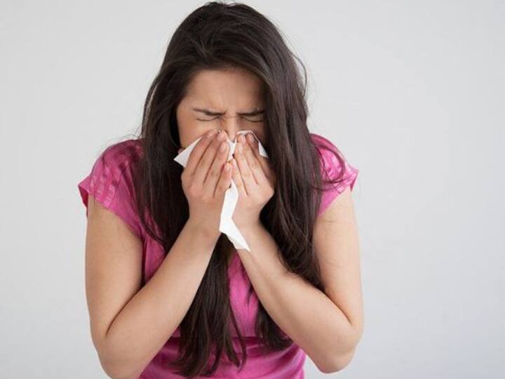 फोटिक स्नीज रिफ्लक्स (photic sneeze reflex) एक ऐसी स्थिति है, जिसमें एक तरह की उत्तेजना उत्पन्न होती है. यह उत्तेजना सूरज की रोशनी में अधिक समय रहने की वजह से भी हो सकती है. इसके कारण जो छींक आती है, उसे कंट्रोल करना मुश्किल हो जाता है.