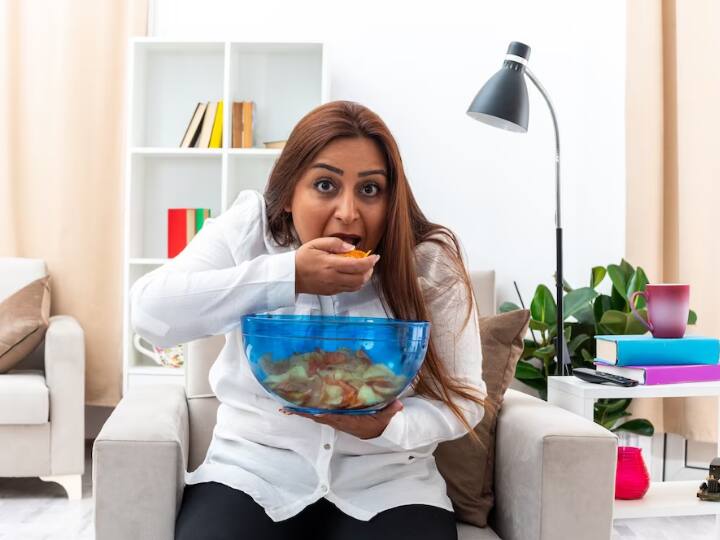 खाना खाते वक्त टीवी और मोबाइल चलाने वाले लोगों को पेट से जुड़ी समस्याएं भी हो सकती है. संभावना डाइजेशन खराब होने की भी है. इसके अलावा, ऐसे लोग हमेशा नींद की कमी से जूझते पाए जाते हैं.