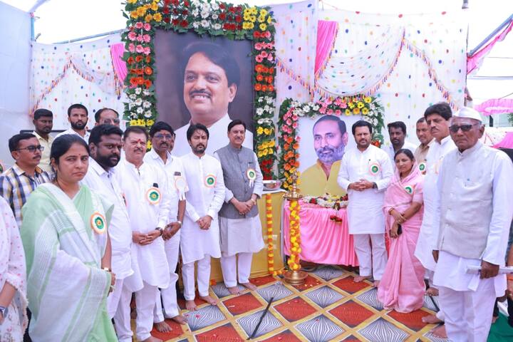 लोकशाहीत लोकांशी इमान राखणे हे लोकप्रतिनिधींचे कर्तव्य आहे, लोकांशी इमान न राखणाऱ्या राजकारण्यांचे करायचे काय? याची चर्चा करण्याची वेळ आली आहे, असेही अमित देशमुख म्हणाले. उदगीर येथे झालेल्या बाजार समितीच्या कार्यक्रमामध्ये ते बोलत होते.