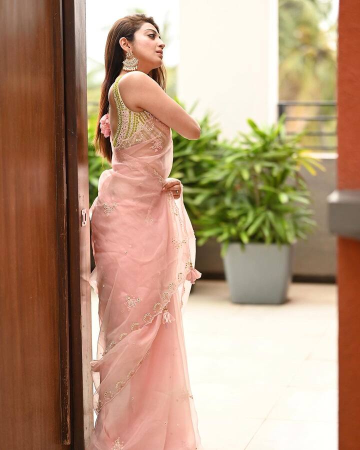 పెళ్లి చేసుకుని ఒక బిడ్డకి తల్లి అయినా కూడా ప్రణీత అందం ఏ మాత్రం చెక్కుచెదరలేదు. Image Credit: Pranitha Subhash/Instagram