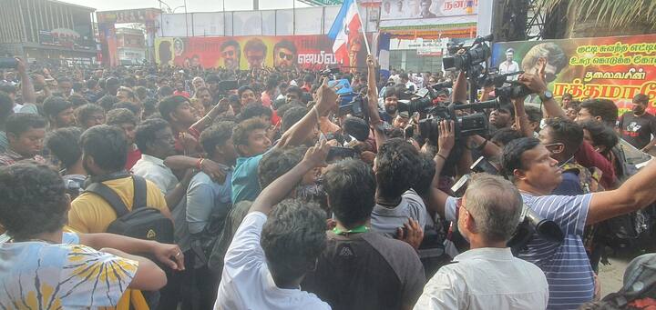 திரையரங்கு ஒன்றின் வாசலில் கூட்டம் குவிந்த போது எடுக்கப்பட்டபட்ட புகைப்படம்