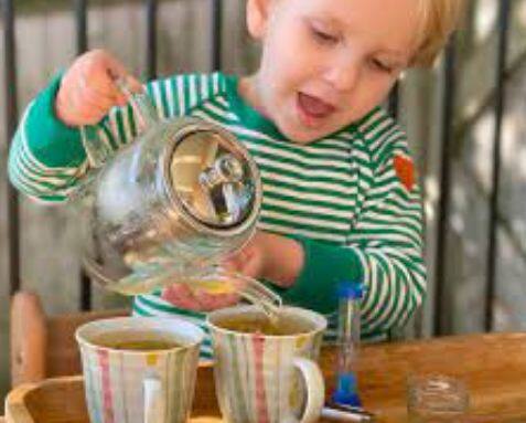 ਕਈ ਵਾਰ ਅਸੀਂ ਉਨ੍ਹਾਂ ਨੂੰ ਚਾਹ ਪਿਲਾਉਂਦੇ ਵੀ ਹਾਂ। ਹੌਲੀ-ਹੌਲੀ ਜਦੋਂ ਬੱਚਾ ਵੱਡਾ ਹੁੰਦਾ ਹੈ ਤਾਂ ਉਹ ਵੀ ਸਾਰਿਆਂ ਦੇ ਸਾਹਮਣੇ ਚਾਹ ਦੀ ਚੁਸਕੀ ਲੈਣ ਲੱਗ ਪੈਂਦਾ ਹੈ ਪਰ ਕੀ ਕੋਈ ਸੋਚ ਸਕਦਾ ਹੈ ਕਿ ਚਾਹ ਦੀ ਇੱਕ ਚੁਸਕੀ ਨਾਲ ਛੋਟਾ ਬੱਚਾ ਮਰ ਵੀ ਸਕਦਾ ਹੈ? ਮੱਧ ਪ੍ਰਦੇਸ਼ 'ਚ ਚਾਹ ਪੀਣ ਕਾਰਨ ਡੇਢ ਸਾਲ ਦੇ ਬੱਚੇ ਦੀ ਮੌਤ ਨੇ ਸਭ ਨੂੰ ਹੈਰਾਨ ਕਰ ਦਿੱਤਾ ਹੈ। ਇਸ ਤੋਂ ਬਾਅਦ ਮੈਡੀਕਲ ਜਗਤ 'ਚ ਇਹ ਚਰਚਾ ਜ਼ੋਰਾਂ 'ਤੇ ਹੈ ਕਿ ਕੀ ਚਾਹ ਪੀਣ ਨਾਲ ਬੱਚਿਆਂ ਦੀ ਮੌਤ ਹੋ ਸਕਦੀ ਹੈ?