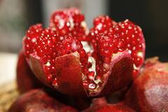 Pomegranate: ত্বক ও চুলের যত্ন নেয়, কমায় হার্ট অ্যাকাটের ঝুঁকিও, রোজ পাতে বেদানা রাখছেন তো?