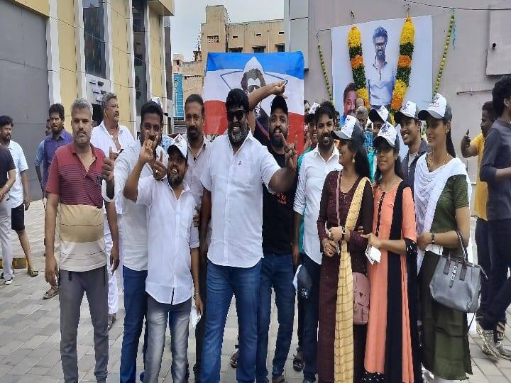 Jailer movie private company owner who brought his employees to Jailer in Madurai TNN Rajinikanth Jailer Movie:  தனது ஊழியர்களுடன் ‘ஜெயிலர்’  படத்திற்கு வந்த தனியார் நிறுவன உரிமையாளர்; தீவிர ரஜினி ரசிகரின் நெகிழ்ச்சி சம்பவம்