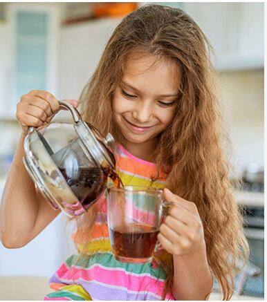 Tea for Kids: ਭਾਰਤ ਵਿੱਚ ਬਹੁਤ ਘੱਟ ਲੋਕ ਹੋਣਗੇ ਜੋ ਚਾਹ ਨਹੀਂ ਪੀਂਦੇ ਹੋਣਗੇ। ਹਰ ਕੋਈ ਦਿਨ ਵਿੱਚ ਦੋ-ਤਿੰਨ ਵਾਰ ਚਾਹ ਪੀਂਦਾ ਹੈ। ਵੱਡਿਆਂ ਦੀਆਂ ਆਦਤਾਂ ਨੂੰ ਦੇਖ ਕੇ ਬੱਚੇ ਵੀ ਇਸ ਦੀ ਨਕਲ ਕਰਦੇ ਹਨ। ਜਦੋਂ ਅਸੀਂ ਸਾਰੇ ਪਰਿਵਾਰਕ ਮੈਂਬਰ ਇਕੱਠੇ ਬੈਠ ਕੇ ਚਾਹ ਦੀ ਚੁਸਕੀ ਲੈਂਦੇ ਹਾਂ ਤਾਂ ਬੱਚੇ ਵੀ ਇਸ ਦਾ ਅਨੰਦ ਮਾਣਨਾ ਚਾਹੁੰਦੇ ਹਨ।