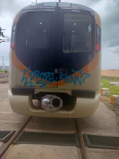 Nagpur News : नागपुरात मेट्रोचे इंजिन आणि डबे स्प्रे पेंटने रंगवले, अज्ञाताविरोधात मेट्रो विद्रूप केल्याचा गुन्हा