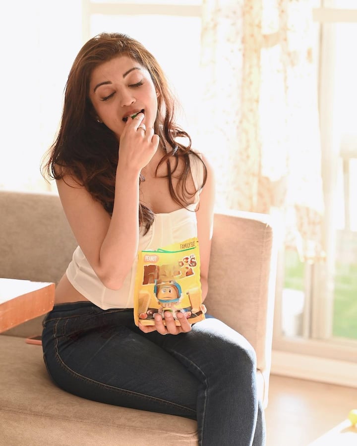 క్రాప్ టాప్, ప్యాంట్ లేదా చీర? ఈ రెండింటిలో ఏది మీకు నచ్చిన ఫోటోనే చెప్పమంటుంది ప్రణీత.  Image Credit: Pranitha Subhash/Instagram