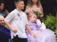 10 साल की बच्ची ने बेस्ट फ्रेंड से शादी करने की जताई 'आखिरी इच्छा', फिर 12 दिन बाद तोड़ दिया दम, रुला देगी ये 'लव-स्टोरी'