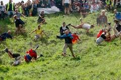 Weird Festival: ਇੱਕ ਅਜਿਹਾ ਤਿਉਹਾਰ ਜਿਸ ਵਿੱਚ ਲੋਕ ਹੱਥ-ਪੈਰ ਤੋੜਵਾ ਕੇ ਵੀ ਖੁਸ਼ ਰਹਿੰਦੇ! ਪਹਾੜੀ ਤੋਂ ਡਿੱਗ ਕੇ ਜਿੱਤਣ ਦੀ ਦੌੜ