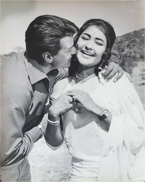 ਧਰਮਿੰਦਰ ਦੀ ਪਹਿਲੀ ਕਾਰ ਫੀਏਟ ਉਨ੍ਹਾਂ ਨੇ ਹਾਲੇ ਤੱਕ ਸੰਭਾਲ ਕੇ ਰੱਖੀ ਹੋਈ ਹੈ। ਪਿਛਲੇ ਸਾਲ ਉਨ੍ਹਾਂ ਨੇ ਆਪਣੀ ਕਾਰ ਦੀ ਵੀਡੀਓ ਵੀ ਸ਼ੇਅਰ ਕੀਤੀ ਸੀ। ਉਹ ਆਪਣੀ ਕਾਰ ਨੂੰ ਸੜਕਾਂ 'ਤੇ ਭਜਾਉਂਦੇ ਹੋਏ ਨਜ਼ਰ ਆਏ ਸੀ।