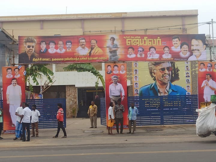மாவிலை தோரணம், வாழைமரம் ஆகியவற்றை பயன்படுத்தி அலங்கரிக்கப்பட்ட திரையரங்கு.