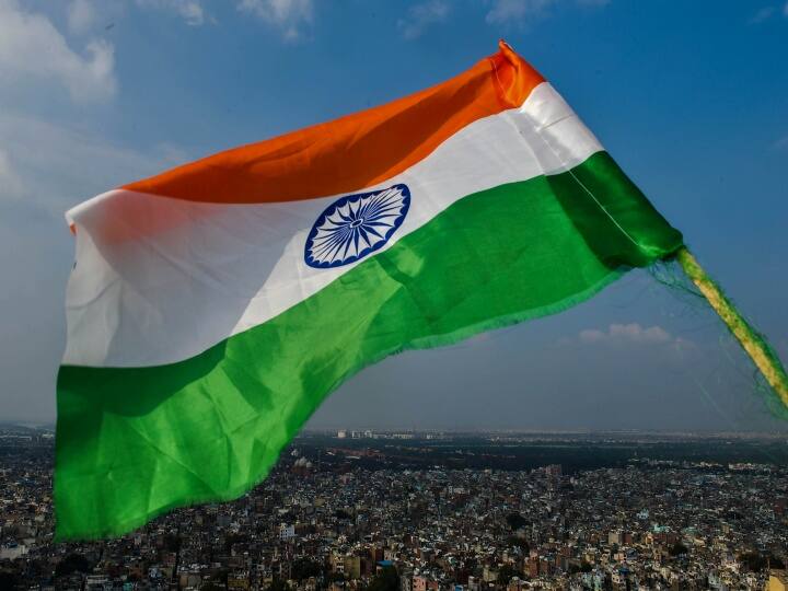 Jammu Kashmir: पर्यटकों को आकर्षित कर रहा 76 मीटर ऊंचा तिंरगा, दूर-दूर से देखने आ रहे लोग 76 meter high tricolor attracttourist in jammu kashmir ANN Jammu Kashmir: पर्यटकों को आकर्षित कर रहा 76 मीटर ऊंचा तिंरगा, दूर-दूर से देखने आ रहे लोग