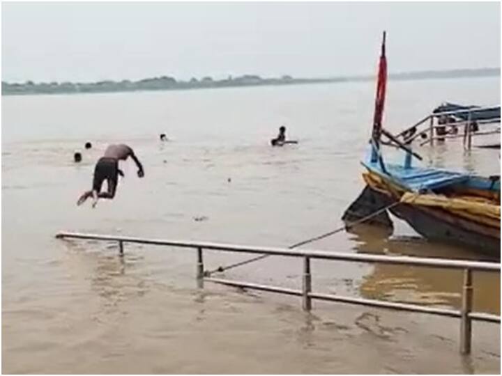 UP News Despite rising water level of river Ganga in Mirzapur stuntmen are jumping ANN Mirzapur News: गंगा नदी का जलस्तर बढ़ने के बावजूद छलांग लगा रहे स्टंटबाज, प्रशासन ने बढ़ाई निगरानी