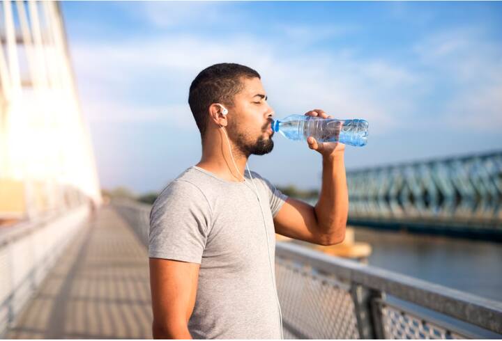 अगर आप बहुत ज्यादा कम पानी पीते हैं तो आपको कब्ज की समस्या हो सकती है. क्योंकि पानी हमारे खाने को पचाने का काम करता है.ऐसे में अगर आप कम पानी पीते हैं तो खाना पचाने में समय लगता है और इससे आपको मल त्यागने में कठिनाई हो सकती है. ऐसे आप कब्ज के शिकार हो सकते हैं.