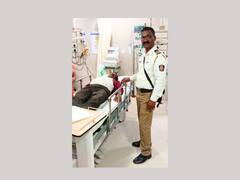 कोल्हापूर : काळ आला होता, पण खाकी आली धावून; वाहतूक पोलिसाने स्वत: स्टिअरिंग हाती घेत वाचवले प्राण  