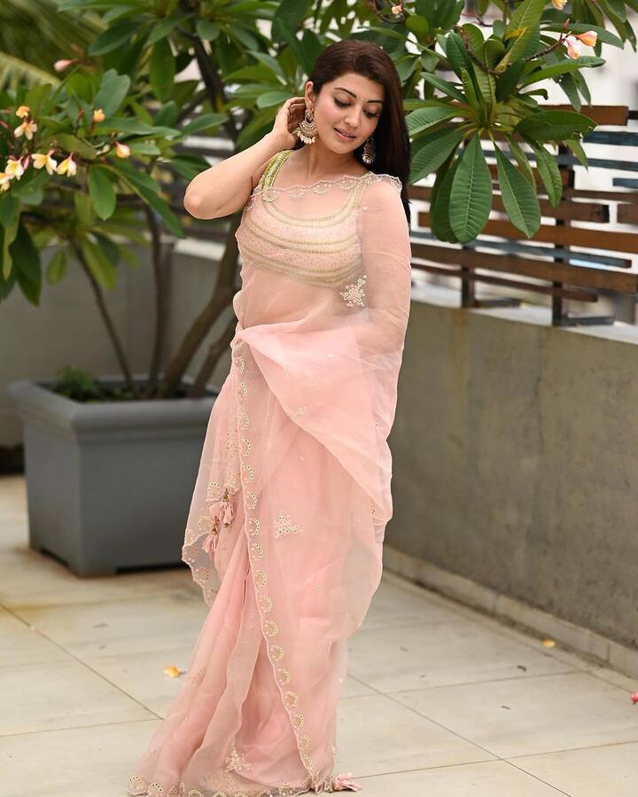 తన అందాన్ని మరింత పెంచేలా చేసే ఉల్లిపొర లాంటి చీర కట్టి కనువిందు చేసింది. Image Credit: Pranitha Subhash/Instagram
