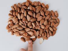 Hacks Of Peeling Almonds: इस घरेलू उपाय से मिनटों में छिल जाएगा बादाम