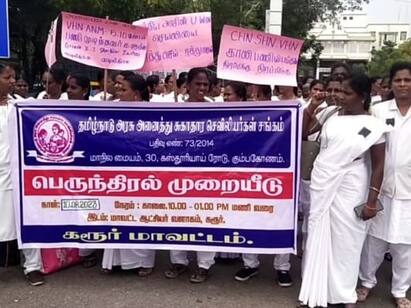 Govt village health nurses protest protest against Govt in Karur TNN கரூரில்  செவிலியர்கள் கருப்பு பேட்ஜ் அணிந்து அரசுக்கு எதிராக ஆர்ப்பாட்டம்