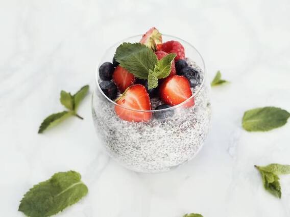 Berry Chia Jar Recipe: बरसात में खाना चाह रहे हैं चटपटा और मीठा पुडिंग, तो ट्राई करें ये रेसिपी