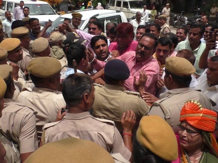 bharatpur Nagar Nigam angry Clash between BJP councilors and police locked municipal corporation ann Rajasthan: बीजेपी पार्षदों और पुलिस के बीच धक्का-मुक्की, इन पार्षदों ने भरतपुर नगर निगम पर ताला लगाने का किया था ऐलान