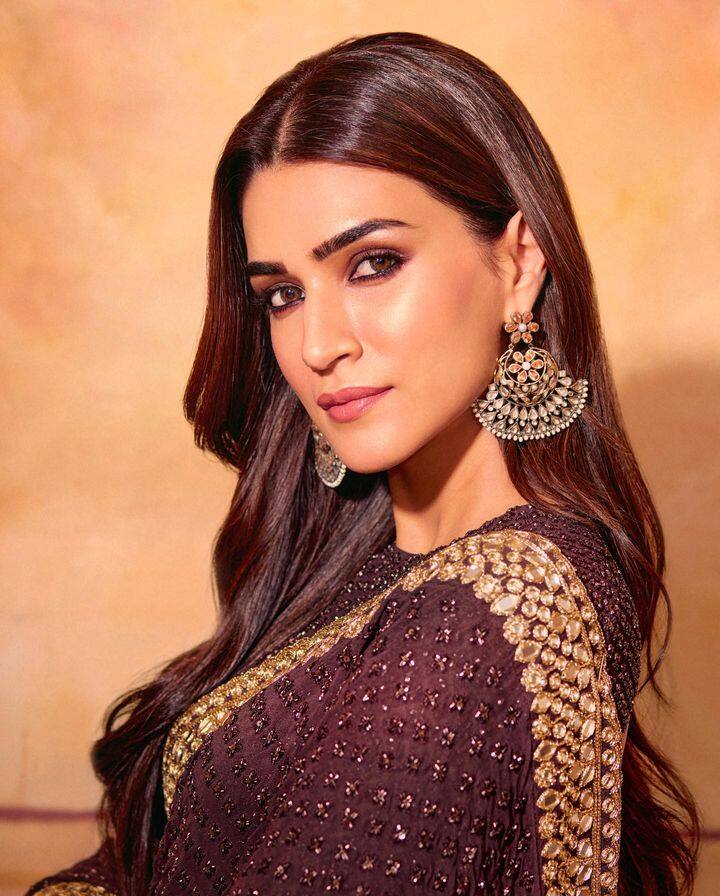 क्रिती सेनन हिनं 2014 साली आलेल्या हिरोपंती चित्रपटामधूल बॉलिवूडमध्ये पदार्पण केलं. तिने दाक्षिणात्या चित्रपटांमध्येही काम केलं आहे.(फोटो सौजन्य : KritiSanon/इंस्टाग्राम)