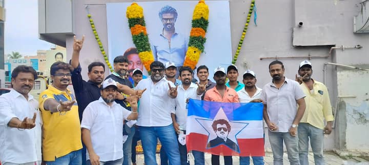 ஜெயிலர் ஸ்டில் புகைப்படத்திற்கு மாலை அணிவித்து கொண்டாடிய ரஜினி ரசிகர்கள்.