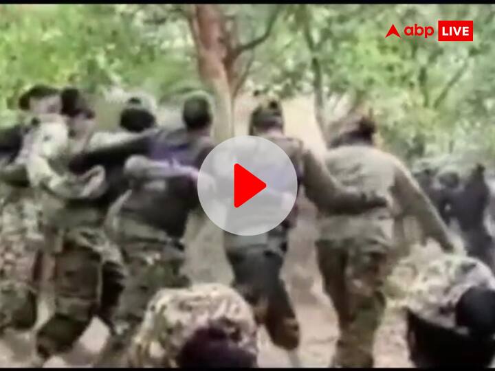 Chhattisgarh bastar Women commandos posted in Naxal front celebrate World Tribal Day ann Watch: नक्सल मोर्चे पर तैनात महिला कमांडोज ने इस अंदाज में मनाया विश्व आदिवासी दिवस, वीडियो वायरल