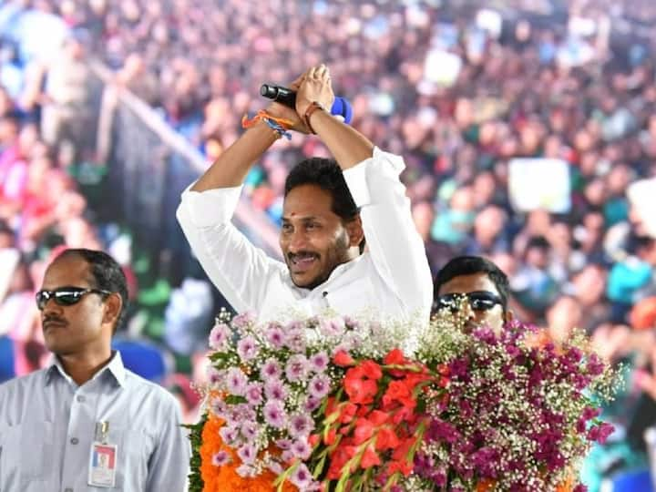 CM Jagan: వరుసగా నాలుగో ఏడాది వైఎస్సార్ సున్నా వడ్డీ నిధులను సీఎం జగన్ మోహన్ రెడ్డి ఈరోజు విడుదల చేశారు. అమలాపురంలో బటన్ నొక్కి రూ.1,353.76 కోట్ల డబ్బును లబ్దిదారుల ఖాతాల్లో జమ చేశారు.