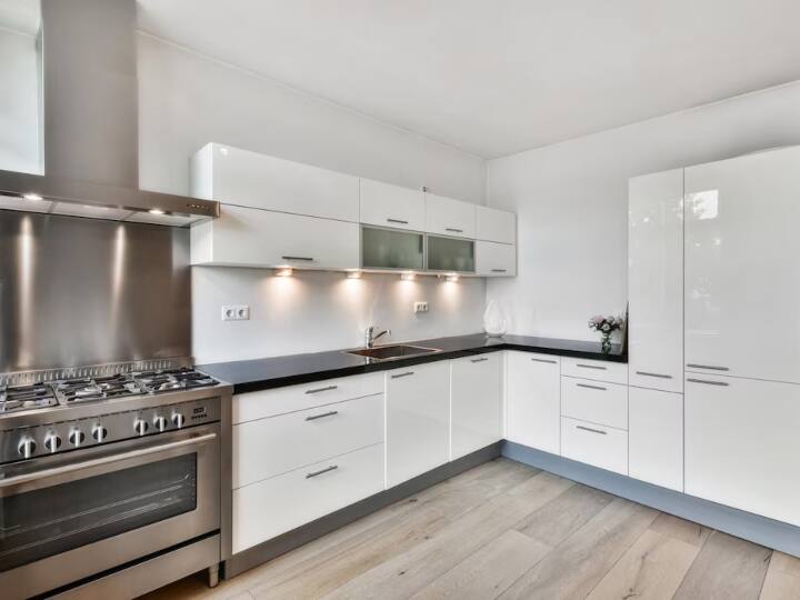 आप किचन की वॉल बदलने के लिए मार्केट से कलरफुल वॉल पेपर खरीद सकती हैं. इससे किचन का लुक बिल्कुल चेंज हो जाएगा. वहीं, आप प्लास्टिक रैक बदलकर भी इसका लुक चेंज कर सकती हैं.