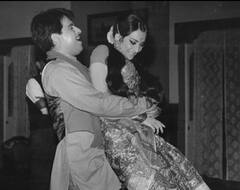 जब राज कपूर के लिए विदेश से भागे भागे आए थे दिलीप कुमार, देखती रह गई थीं सायरा बानो