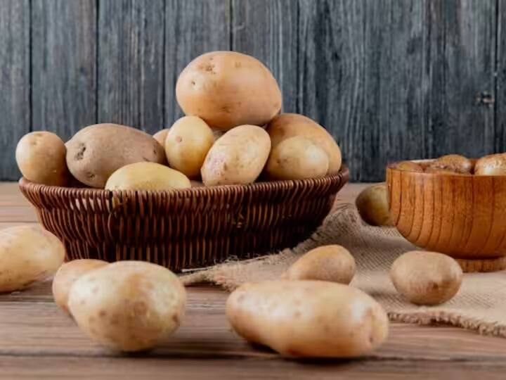જો તમે પણ ઓછા વજનથી પરેશાન છો તો આજથી જ  બટેટા ખાવાનું શરૂ કરી દો. બટાકામાં કાર્બોહાઈડ્રેટ અને કોમ્પ્લેક્સ શુગર હોય છે જે વજન વધારવામાં મદદ કરે છે. પરંતુ શું તમે જાણો છો કે બટેટા માત્ર સ્વાદમાં જ લાજવાબ નથી પરંતુ તે સ્વાસ્થ્યમાં પણ બેજોડ છે. બટાકાનું સેવન કરવાથી વજન વધારી શકાય છે. જો તમે પાતળા હોવ તો ડાયટમાં બટાકાનો સમાવેશ કરીને વજન વધારી શકો  છો.