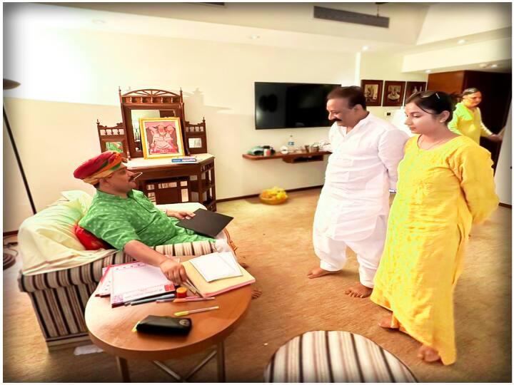 यह वही अशोक चौधरी हैं जिन्होंने बागेश्वर धाम के धीरेंद्र शास्त्री के आगमन पर आसाराम बापू से तुलना की थी, लेकिन पंडोखर सरकार के आगमन पर परिवार के साथ मिलने पहुंच गए.