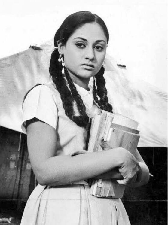 अभिषेक ने कहा- कि वे अपनी पत्नी ऐश्वर्या राय बच्चन या उनके पिता अभिषेक बच्चन की इंडिविज्युअल फिल्में भी देख सकते हैं. लेेकिन मां की फिल्में नहीं.