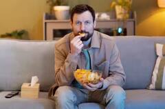 Eating habits: ਜੇਕਰ ਤੁਸੀਂ ਵੀ ਭੋਜਨ ਕਰਨ ਵੇਲੇ ਦੇਖਦੇ ਹੋ TV ਜਾਂ ਮੋਬਾਈਲ, ਤਾਂ ਛੱਡ ਦਿਓ ਇਹ ਆਦਤ, ਨਹੀਂ ਤਾਂ ਲੱਗ ਜਾਣਗੀਆਂ ਇਹ ਬਿਮਾਰੀਆਂ