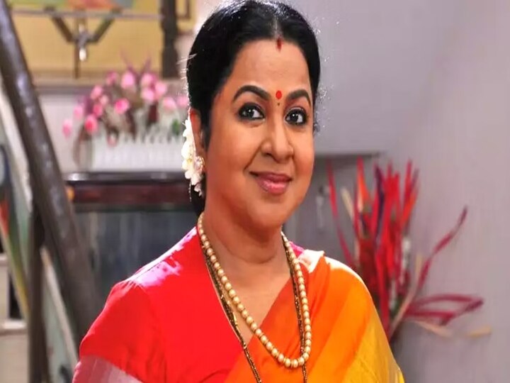 Radhika Sarathkumar : 45 இயர்ஸ் ஆஃப் ராதிகா... கேக் வெட்டி கொண்டாடிய 'ரிவால்வர்' ரீட்டா டீம் 