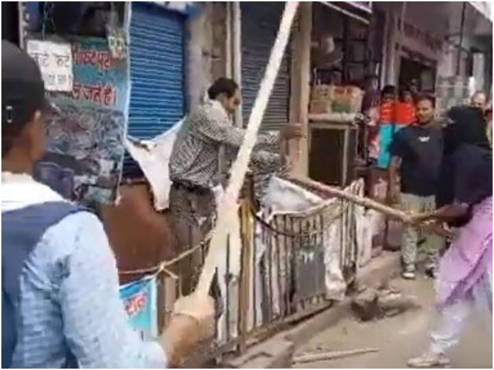 girls thrashed a young man who was molesting with sticks In Hapur district UP News: स्कूल से लौटती छात्राओं के साथ छेड़खानी करना पड़ा महंगा, लाठी-डंडे से युवक की जमकर हुई धुनाई