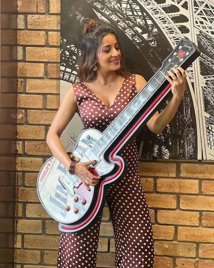 She also posed holding a guitar. (Image Source: Instagram/Monalisa)