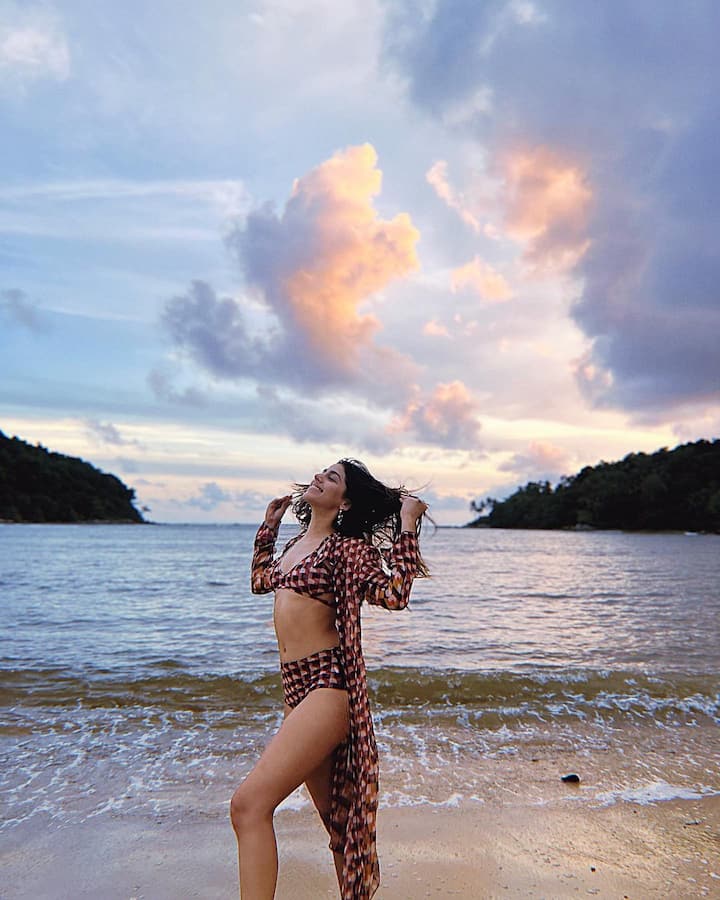 बॉलिवूड अभिनेत्री अलाया फर्निचरवालाने तिचे फोटो शेअर केले आहेत. (photo courtesy: @alayaf instagram)