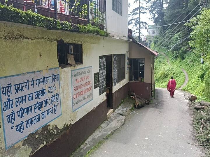 Ramnagar's government school built five kilometers away from the state secretariat is in a dilapidated condition ann Himachal Govt School: खस्ताहाल है राज्य सचिवालय से 5 KM दूर बना स्कूल, डर के साए में पढ़ाई कर रहे नौनिहाल