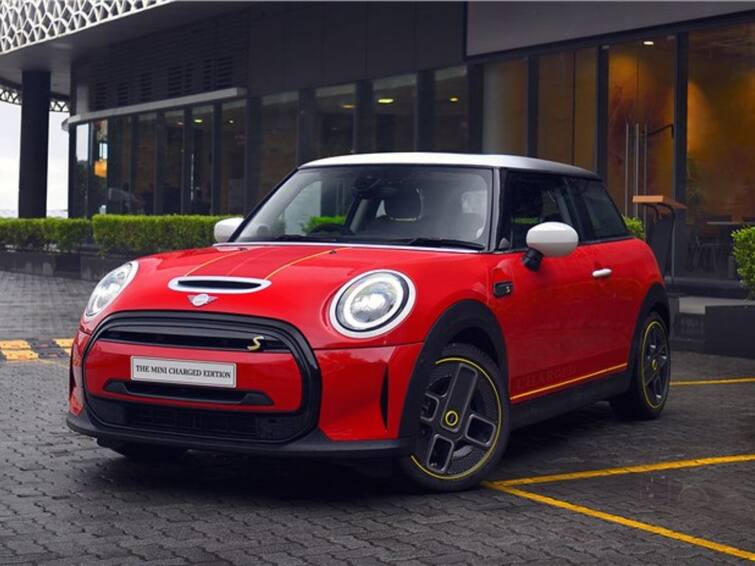 MINI brings limited run Cooper SE Charged Edition to India With price of Rs 55 lakh Mini Cooper SE Charged: மொத்தமே 20 வண்டிதான்.. களமிறங்கியது மினி கூப்பரின் SE மின்சார கார், விலை விவரம் உள்ளே..!
