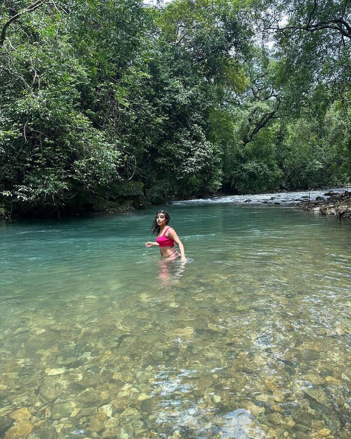 పింక్ బికినీలో గ్లామర్ ట్రీట్ ఇచ్చింది. Photo Credit: Amala Paul/Instagram