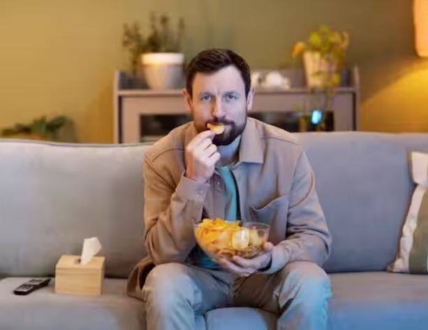 ਬੱਚੇ ਹੋਣ ਜਾਂ ਬਜ਼ੁਰਗ, ਅੱਜ-ਕੱਲ੍ਹ ਜ਼ਿਆਦਾਤਰ ਲੋਕਾਂ ਦੀ ਇਹ ਸਮੱਸਿਆ ਹੈ। ਸ਼ਾਇਦ ਹੀ ਕੋਈ ਅਜਿਹਾ ਵਿਅਕਤੀ ਹੋਵੇਗਾ, ਜੋ ਮੋਬਾਈਲ ਅਤੇ ਟੀਵੀ ਦੇਖੇ ਬਿਨਾਂ ਖਾਣਾ ਖਾਵੇ। ਬਹੁਤ ਸਾਰੇ ਲੋਕਾਂ ਨੂੰ ਇਹ ਨਹੀਂ ਪਤਾ ਹੁੰਦਾ ਕਿ ਖਾਣਾ ਖਾਂਦੇ ਸਮੇਂ ਮੋਬਾਈਲ ਜਾਂ ਟੀਵੀ ਵੇਖਣ ਨਾਲ ਆਪਣੇ ਆਪ ਕਈ ਬਿਮਾਰੀਆਂ ਦਾ ਖ਼ਤਰਾ ਵੱਧ ਜਾਂਦਾ ਹੈ।