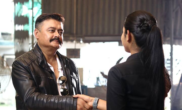 সমাজ থেকে অপরাধের অন্ধকার সরাতে বদ্ধপরিকর  অনিমেষ দত্ত। আর তাই দুষ্কৃতীদের মারধর করতেও দেখা যায় তাঁকে।