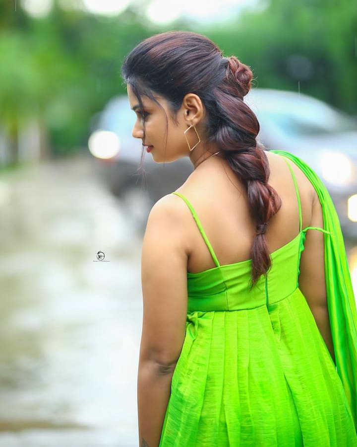 ఫ్యాన్స్ ఈ ఫొటోలకు విపరీతంగా లైక్స్ కొడుతూ కామెంట్స్ చేస్తున్నారు.