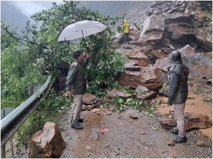 Guptkashi Gaurikund highway leading to Kedarnath Dham in Uttarakhand closed due to rock fall Uttarakhand News: चट्टान गिरने से केदारनाथ धाम जा रही सड़क हुई बंद, यात्रियों की बढ़ीं मुश्किलें