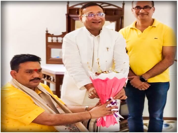 यह तस्वीर बिहार के उद्योग मंत्री समीर महासेठ की है. समीर महासेठ के नाम में भी सेठ है और काम भी इनका सेठ का है. बाबा से आशीर्वाद लेने मौर्या होटल पहुंच गए. बाबा को बुके देकर उनका स्वागत किया.
