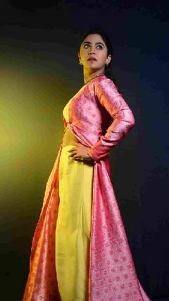 Rakshabandhan Special : रक्षाबंधन साठी परफेक्ट ; मृन्मयीची इंडो वेस्टर्न स्टाईल!